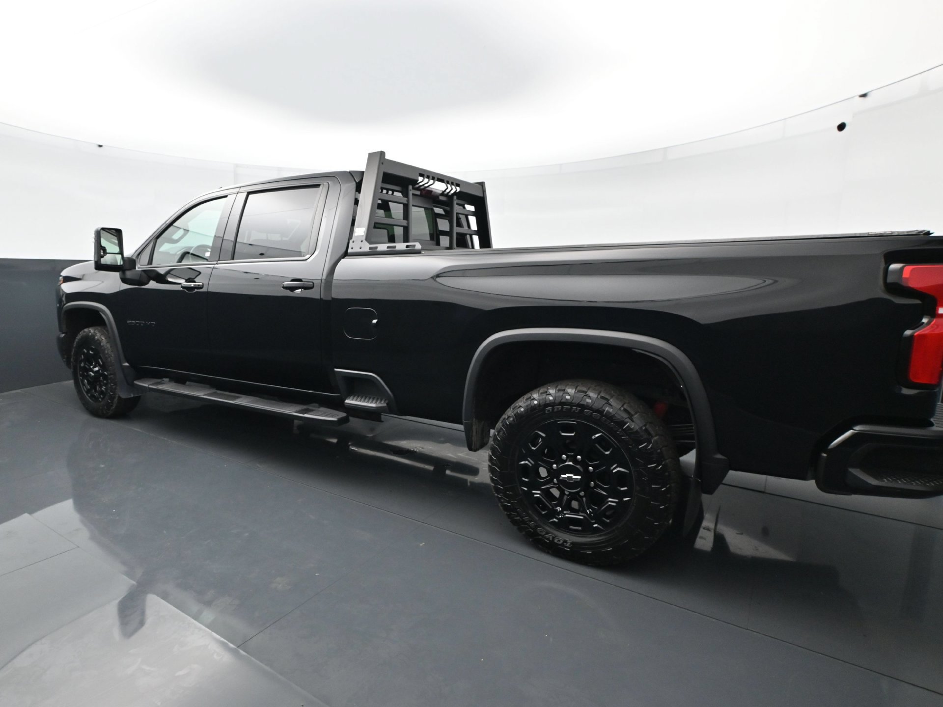 Used 2024 Chevrolet Silverado 2500 LTZ w/ LTZ Plus Package AWD/4WD image 4