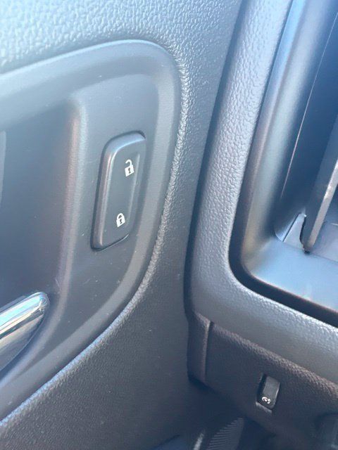 Used 2018 Chevrolet Colorado Z71 AWD/4WD image 23
