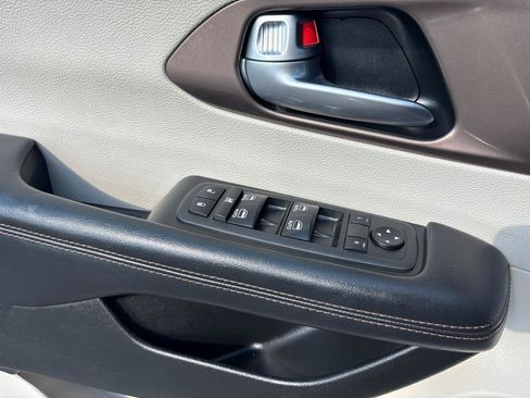 Used 2018 Chrysler Pacifica Touring-L Plus FWD image 10