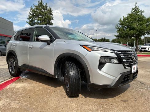 Used 2025 Nissan Rogue SV FWD image 4