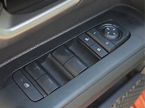 Certified 2025 Toyota Tacoma TRD Off-Road AWD/4WD image 18