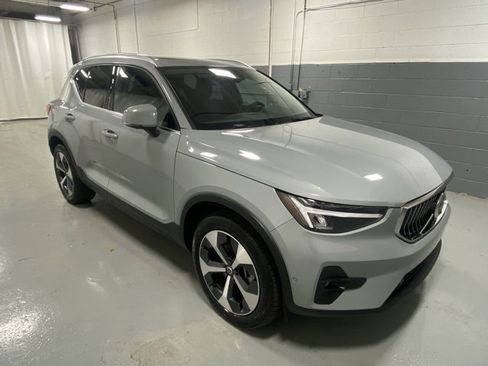 Used 2025 Volvo XC40 B5 Plus image 4
