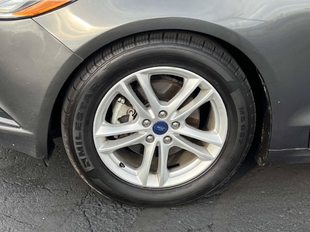 Used 2018 Ford Fusion SE w/ Fusion SE Technology Package FWD image 9