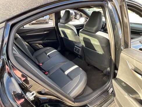 Used 2025 Toyota Camry image 30