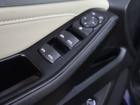 Used 2023 Chevrolet Traverse LT w/ Rear Camera Mirror Package image 40