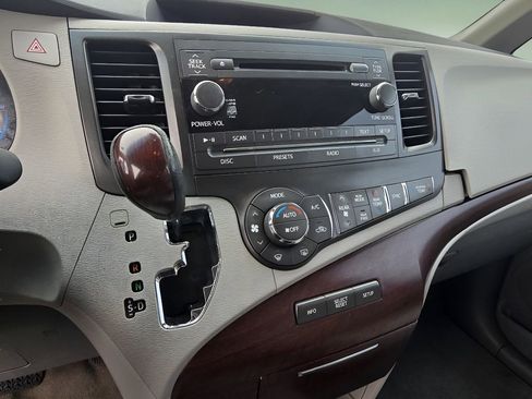 Used 2014 Toyota Sienna XLE image 18