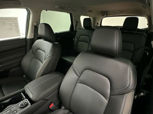 Used 2024 Nissan Pathfinder SL w/ Black Appearance Package AWD/4WD image 9