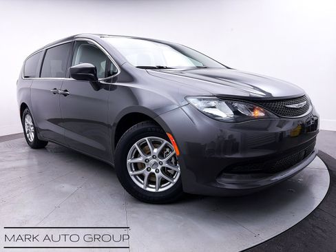 Used 2023 Chrysler Voyager LX image 1