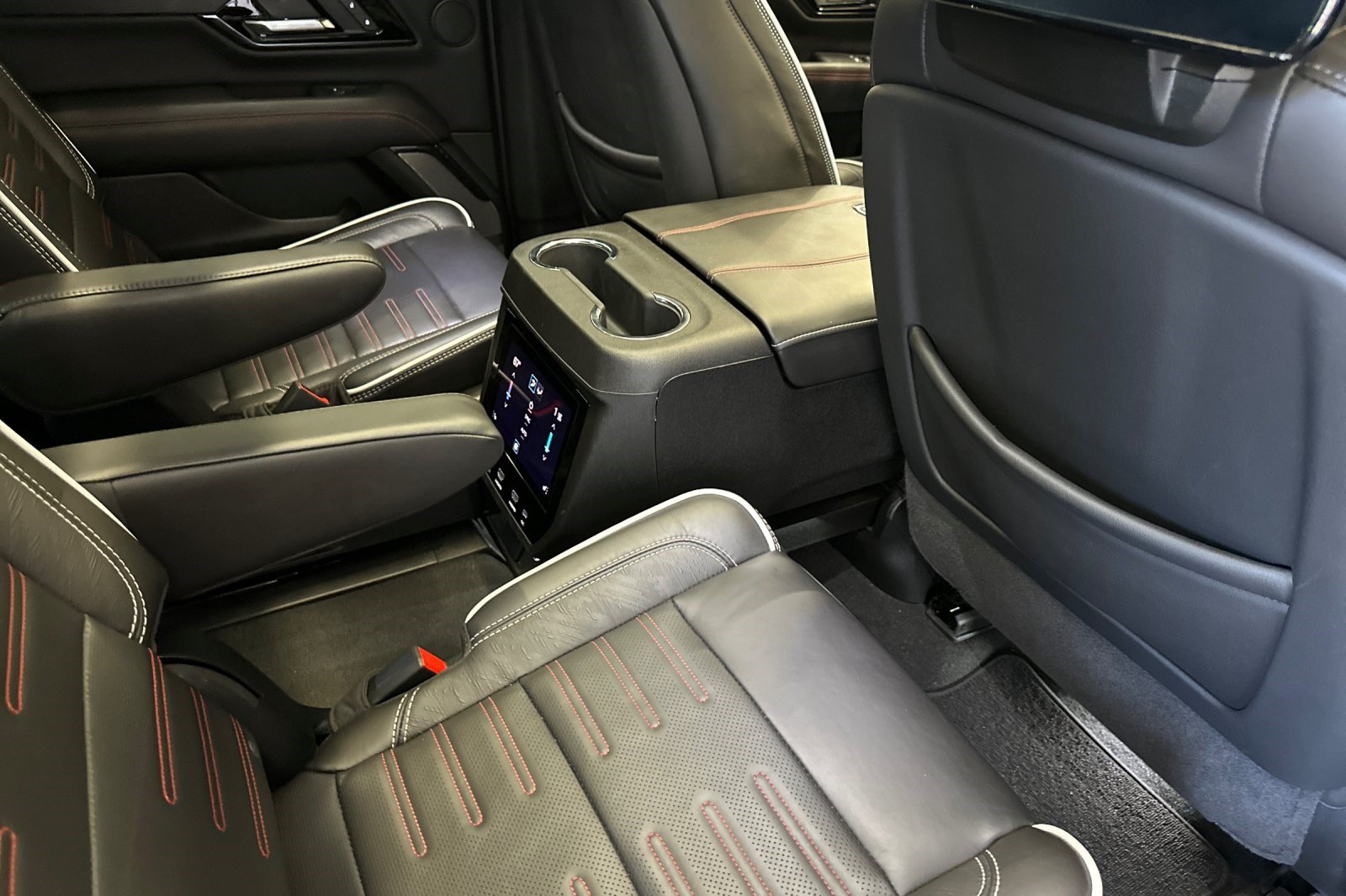 Used 2025 GMC Yukon AT4 Ultimate w/ LPO, AT4 Appearance Package AWD/4WD image 34