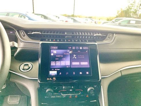 Used 2023 Jeep Grand Cherokee Altitude image 16