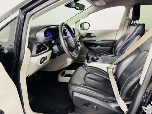 Used 2023 Chrysler Pacifica Touring-L FWD image 5