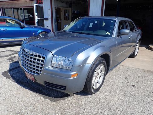 Used 2007 Chrysler 300 image 2