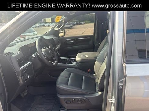 Used 2025 Chevrolet Suburban RST w/ Comfort Package AWD/4WD image 10