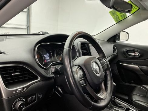 Used 2019 Jeep Cherokee Latitude Plus w/ Comfort/Convenience Group image 16