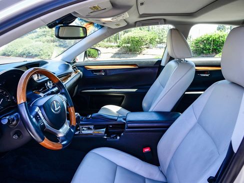 Used 2014 Lexus ES 300h w/ Luxury Package w/Bamboo Trim image 23