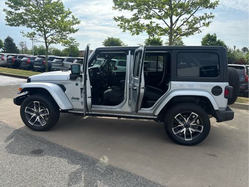 Used 2024 Jeep Wrangler Unlimited w/ Convenience Group AWD/4WD image 24