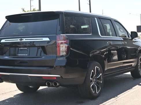 Used 2023 Chevrolet Suburban High Country w/ Premium Package image 15
