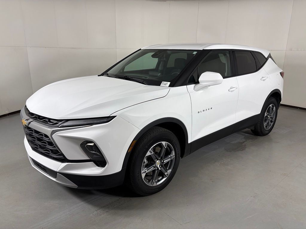 Used 2025 Chevrolet Blazer LT FWD image 4