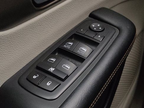 Used 2017 Chrysler Pacifica Touring-L FWD image 27