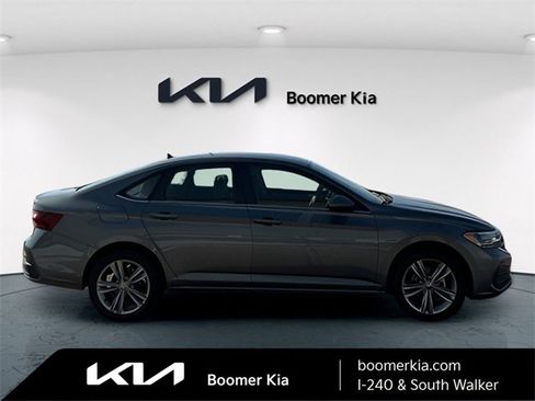 Used 2024 Volkswagen Jetta SE image 4