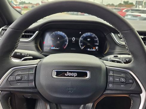 Used 2025 Jeep Grand Cherokee Altitude AWD/4WD image 23