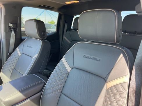 Used 2025 GMC Canyon Denali image 9