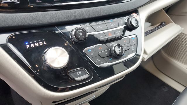 Used 2024 Chrysler Pacifica Touring-L FWD image 17