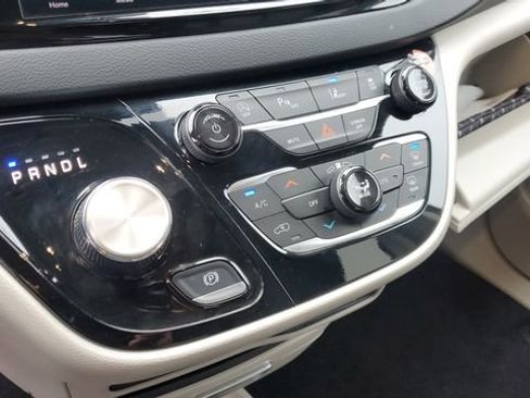 Certified 2024 Chrysler Pacifica Touring-L image 17