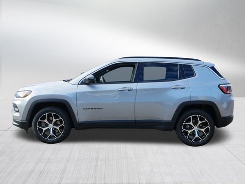 Used 2024 Jeep Compass Latitude image 4