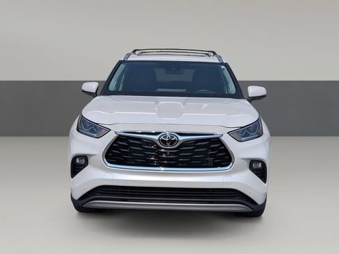 Used 2024 Toyota Highlander Platinum FWD image 5
