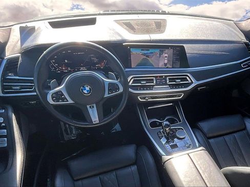 Used 2021 BMW X7 M50i image 7
