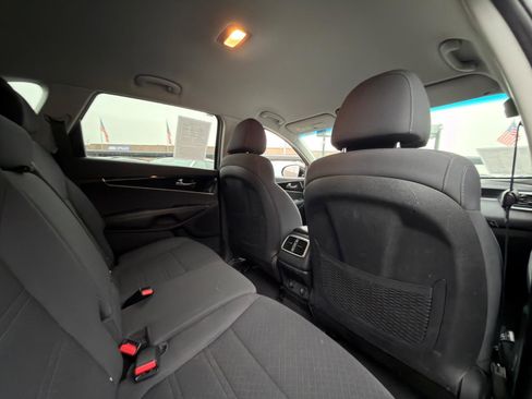 Used 2019 Kia Sorento LX image 28