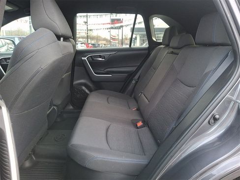 Used 2022 Toyota RAV4 SE image 12