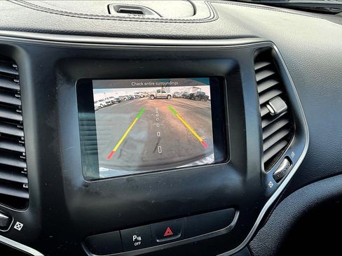 Used 2019 Jeep Cherokee Latitude Plus w/ Cold Weather Group image 9