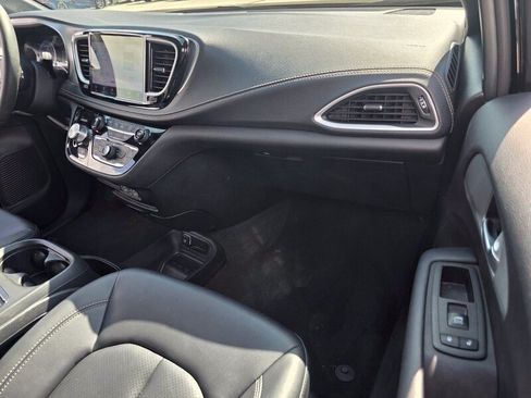 Used 2024 Chrysler Pacifica Touring-L w/ S Appearance Package AWD/4WD image 18