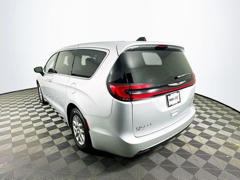Certified 2024 Chrysler Pacifica Touring-L image 7