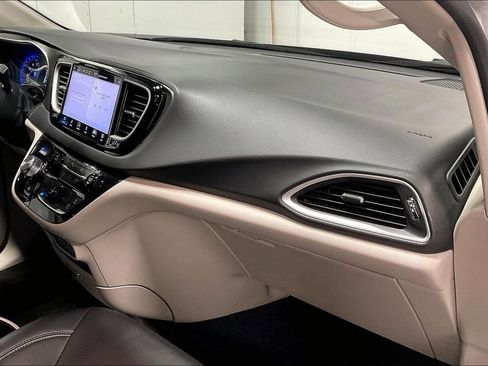 Used 2024 Chrysler Pacifica Touring-L FWD image 19