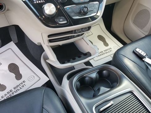 Used 2022 Chrysler Pacifica Touring-L image 23