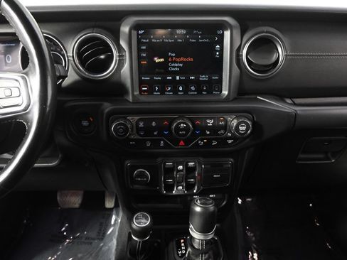 Used 2019 Jeep Wrangler Unlimited Sahara AWD/4WD image 27