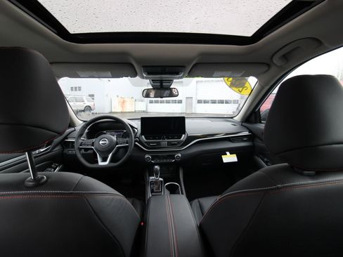 Used 2025 Nissan Altima 2.5 SR w/ SR Premium Package image 16