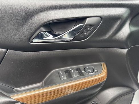 Used 2018 GMC Acadia SLE image 17