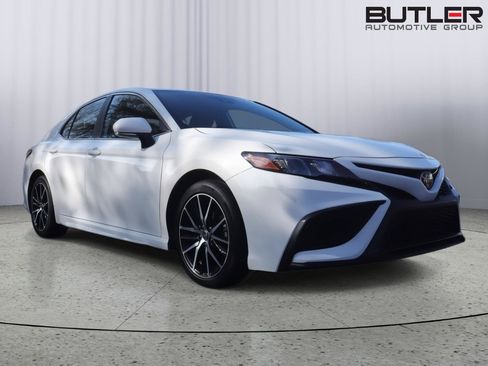 Used 2023 Toyota Camry SE image 9
