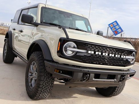 New 2025 Ford Bronco Badlands image 6