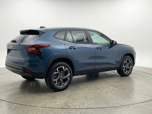 Used 2025 Chevrolet Trax LT FWD image 9