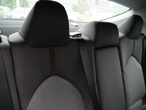 Used 2018 Toyota Camry LE FWD image 31