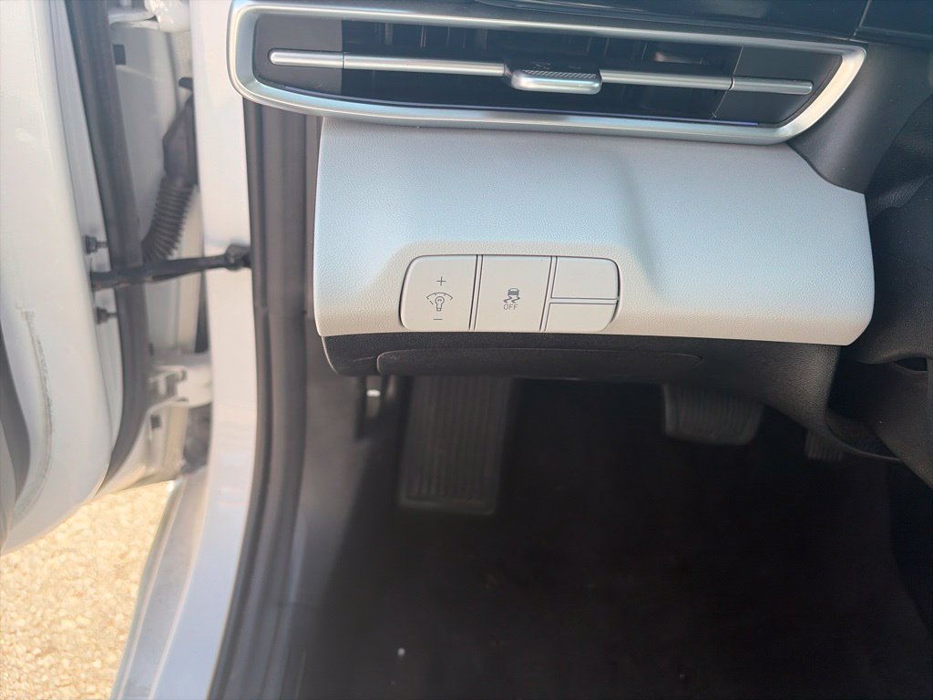 Used 2025 Hyundai Elantra Limited FWD image 19