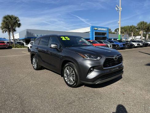 Used 2025 Toyota Highlander Platinum image 10