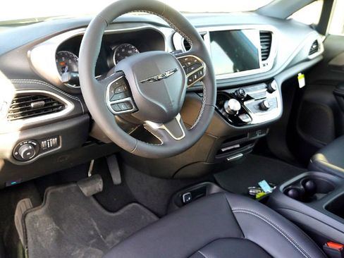 New 2026 Chrysler Pacifica Select image 9