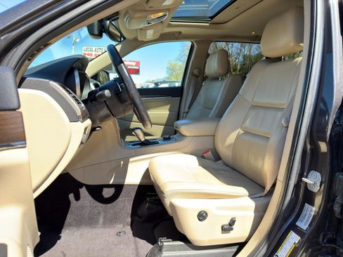 Used 2017 Jeep Grand Cherokee Limited image 9