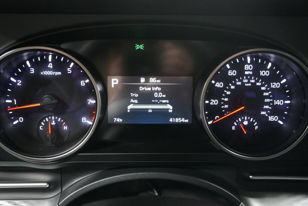 Used 2024 Kia Carnival LX FWD image 24